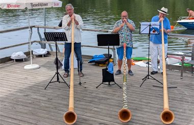 Unterländer Alphornbläser spielen zum Weißwurstfrühstück