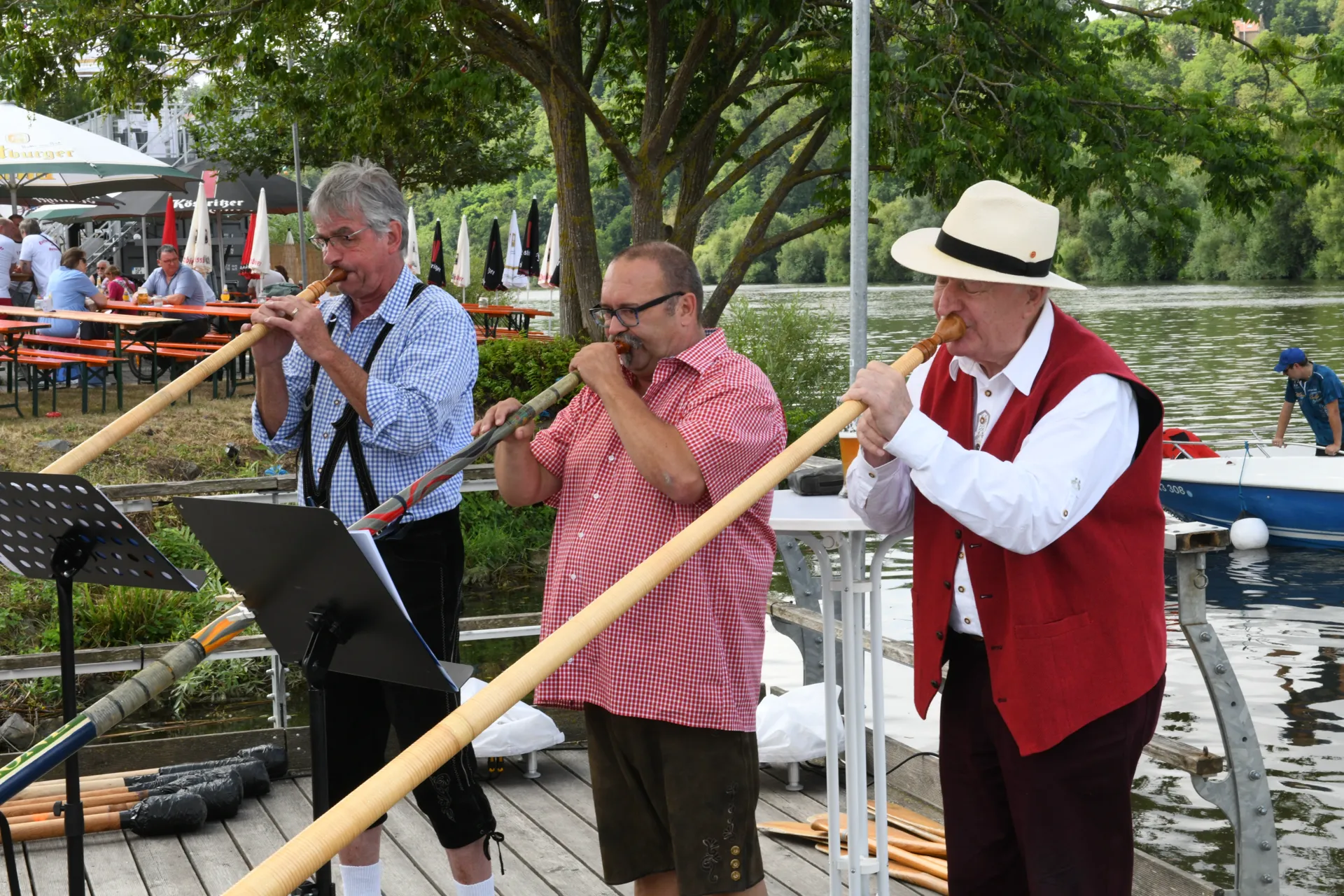 Unterländer Alphornbläser spielen zum Weißwurstfrühstück